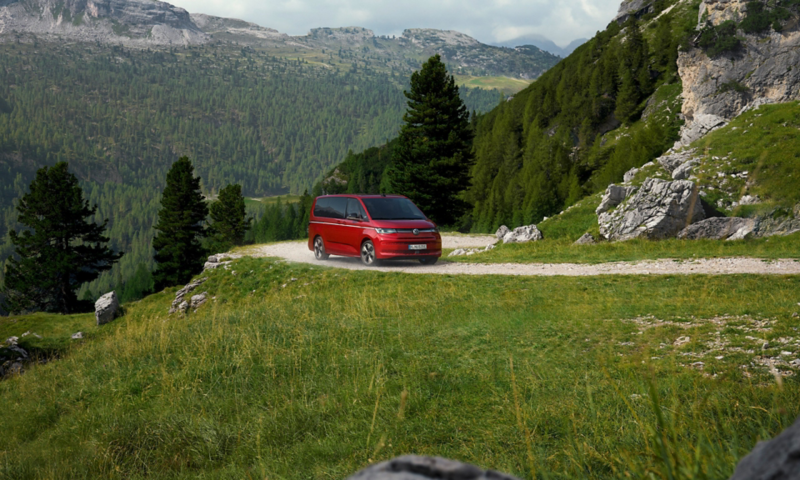 Multivan in marcia su una strada di montagna