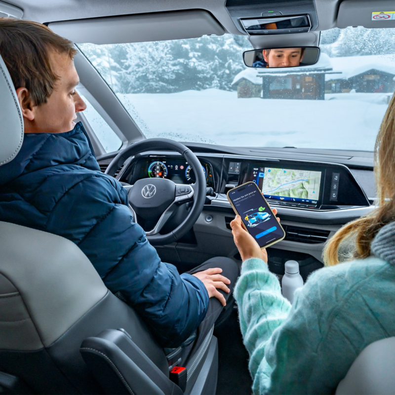 Fahrer und Beifahrerin in einem Volkswagen