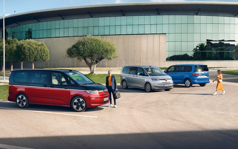 El VW Nuevo California aparcado en la orilla junto a dos personas.