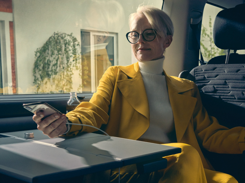 Een vrouw activeert de We Connect app. 
