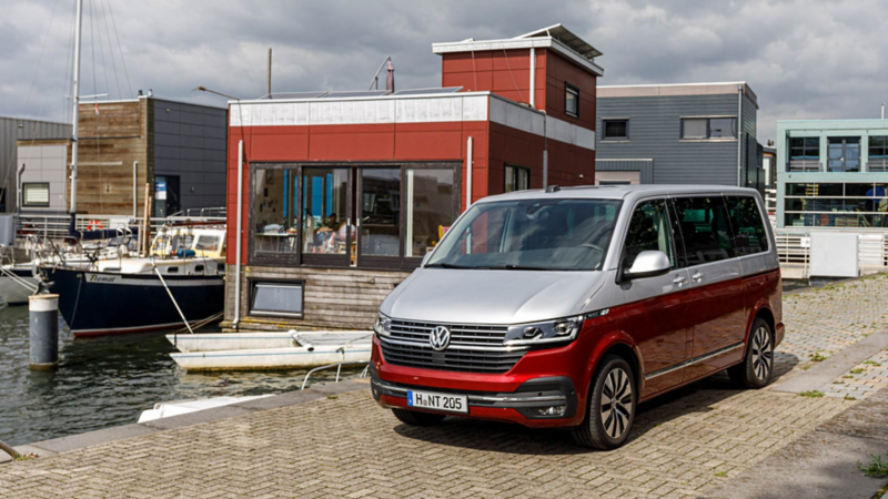 Nya VW Multivan T6.1 i småbåtshamn
