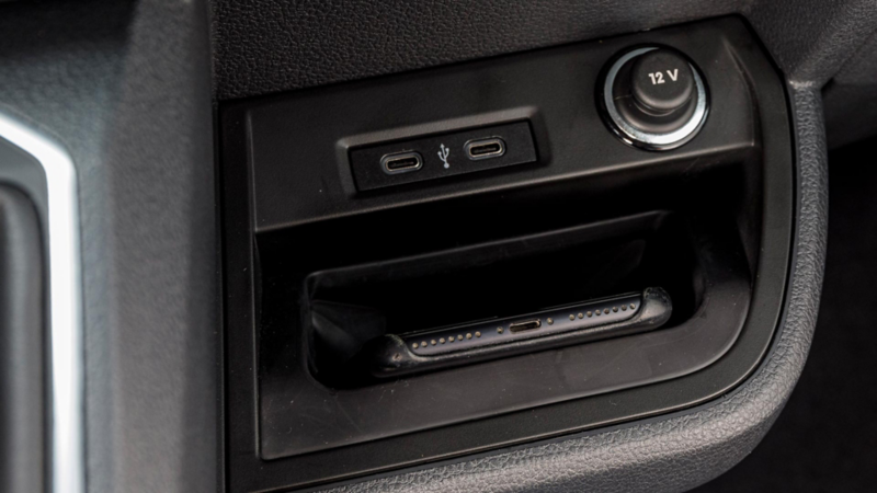 Praktisk förvaring för mobiltelefon i nya VW Multivan T6.1