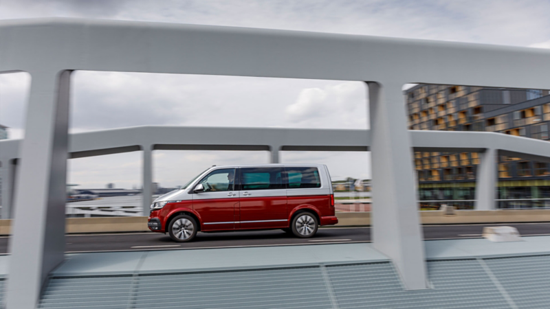 Nya VW Multivan T6.1 kör över bro