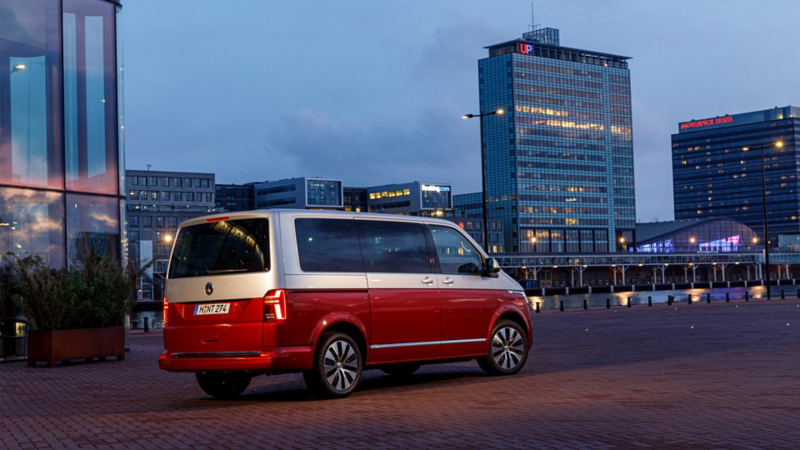 Nya VW Multivan T6.1 i skymning utanför hotell