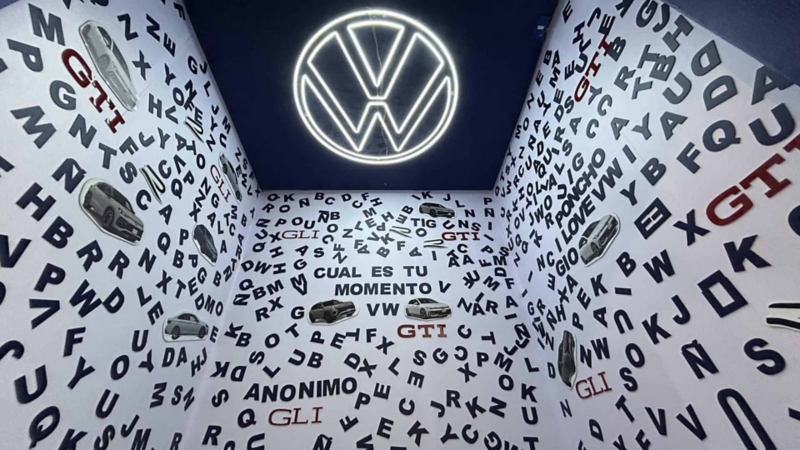 Habitación con letras y logo VW dentro del Volkyverso en CDMX. 