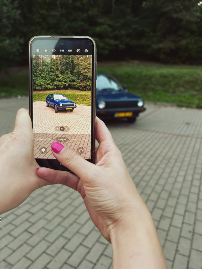Telefon robi zdjęcie Volkswagenowi.