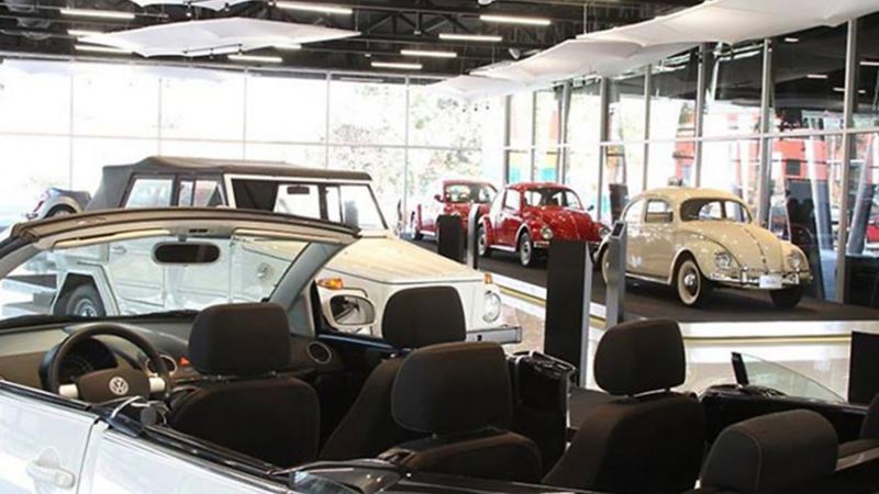 Exposición de autos clásicos dentro de exhibición en Museo Volkswagen