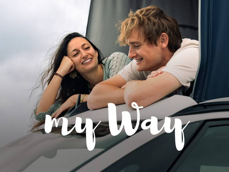 Dos personas en un Nuevo Multivan con el logo My Way encima