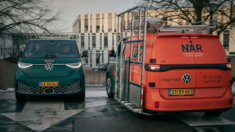 To ID. Buzz brugt til forskellige erhverv parkeret ved siden af hinanden i bymiljø