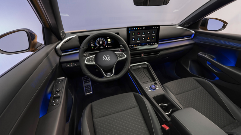 Cockpit eines VW T-Roc mit Multifunktionslenkrad, digitalem Display und Mittelkonsole, aus Fahrerperspektive aufgenommen.