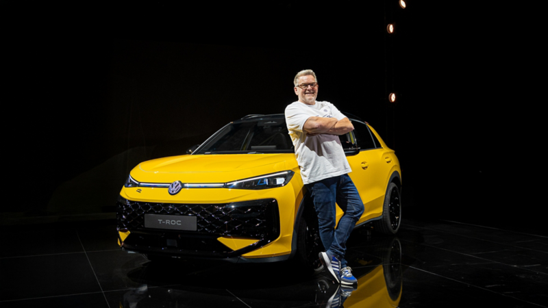 Andrea Mindt lehnt sich gegen einen neuen gelben T-Roc an