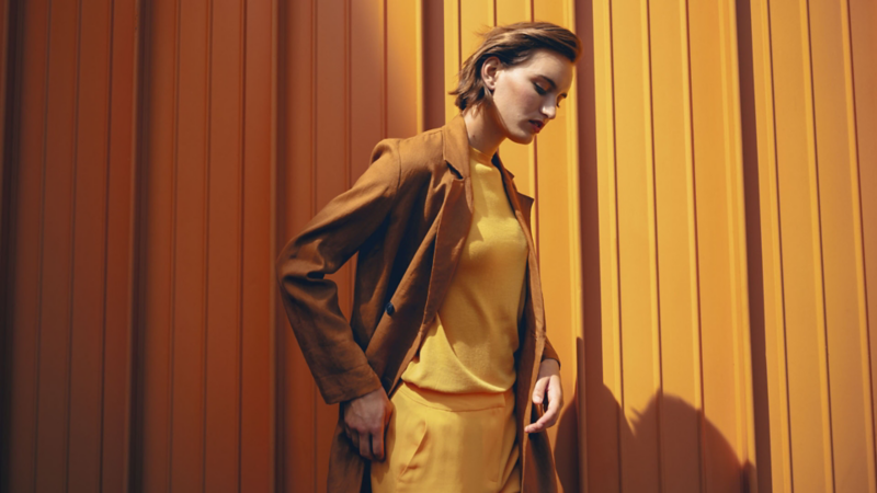 Nueva Imagen Volkswagen Mexico - Mujer pared amarilla