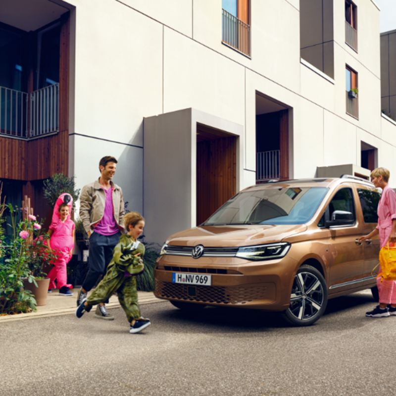 Een gezin en de nieuwe Volkswagen Caddy.