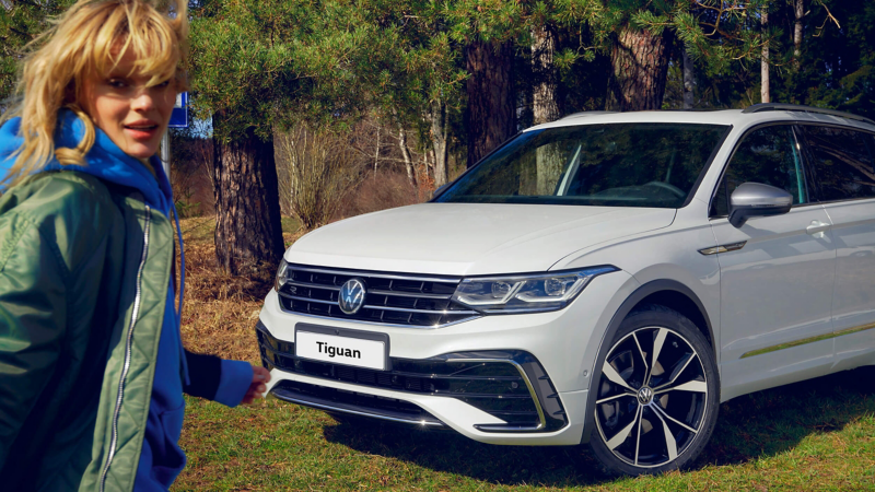 View of the hood and radiator grille of a white Tiguan Allspace R-Line.