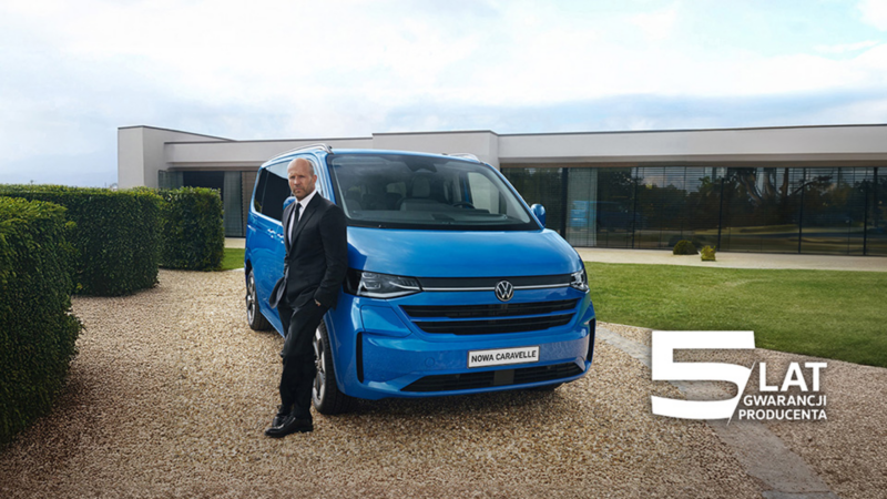 Jason Statham stoi oparty o Nową Caravelle.