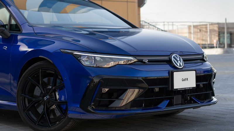 Man carries VW Accessories weekender from the R Lifestyle Package to a VW Golf R