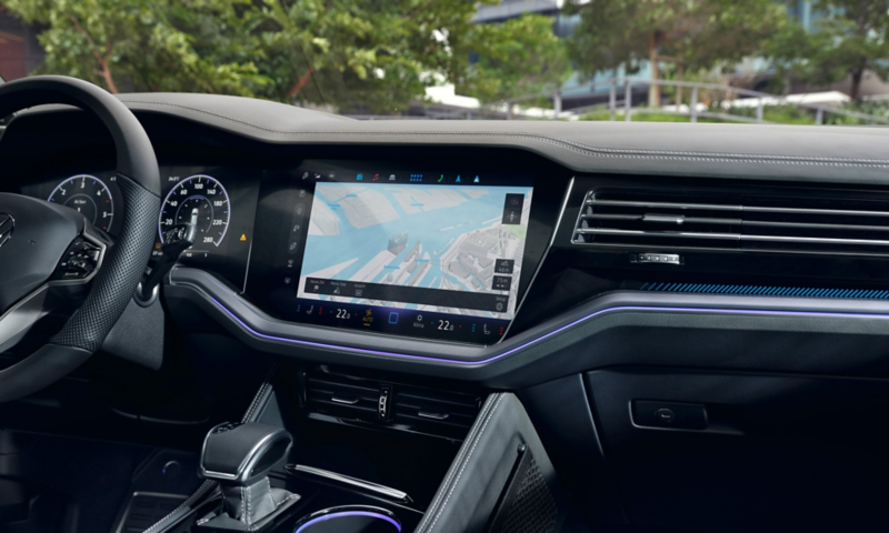 View of the navigation system in the VW Touareg R-Line.