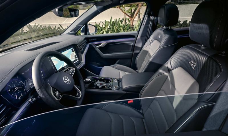 View through the side window to the interior and the front seats in the VW Touareg R-Line.