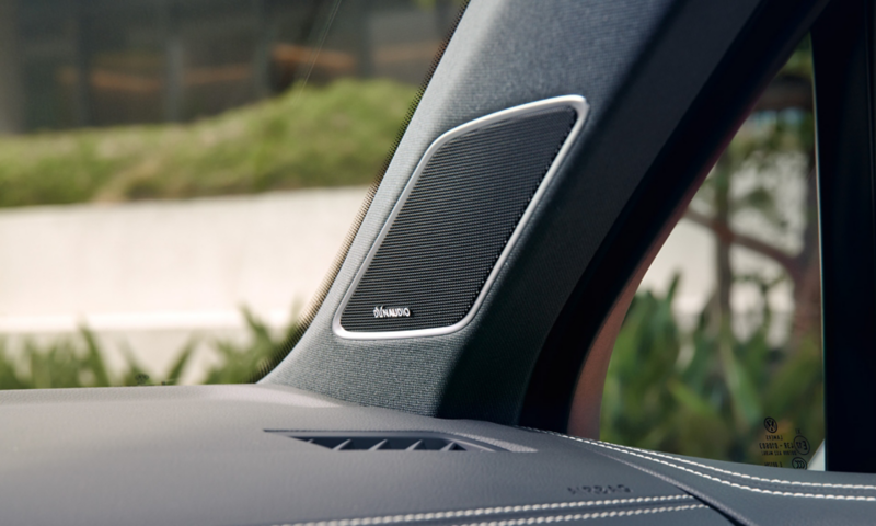 Detailed view of the optional DYNAUDIO Confidence sound system in the Touareg Elegance eHybrid.