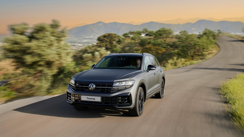 View of the Touareg R eHybrid from the front driving down a mountain road