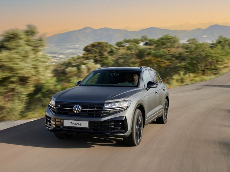 View of the Touareg R eHybrid from the front driving down a mountain road