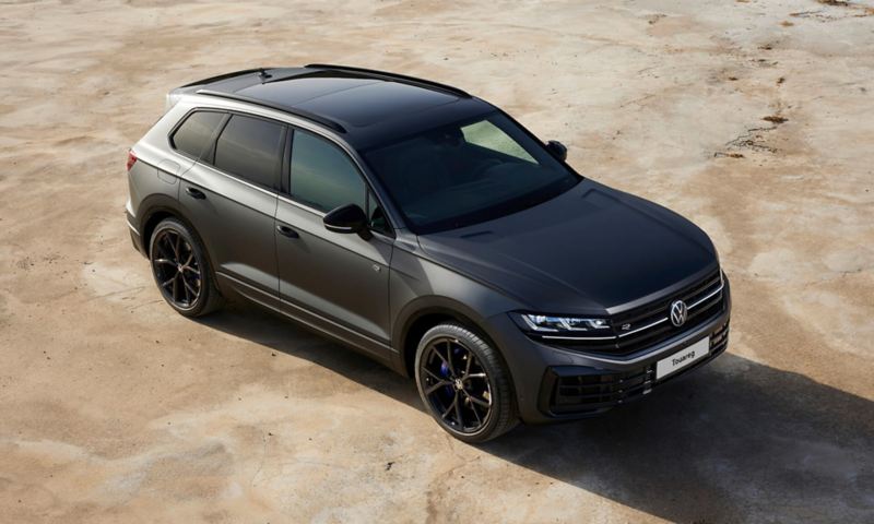 View of the Touareg R eHybrid from the front parked off-road