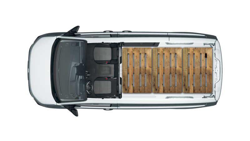 2-sits VW Transporter med europallar i lastutrymmet.