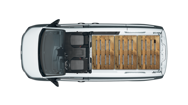 2-sits VW Transporter med europallar i lastutrymmet.