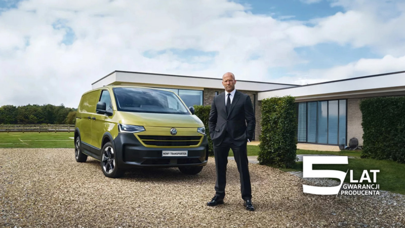 Jason Statham obok Volkswagena Transportera.