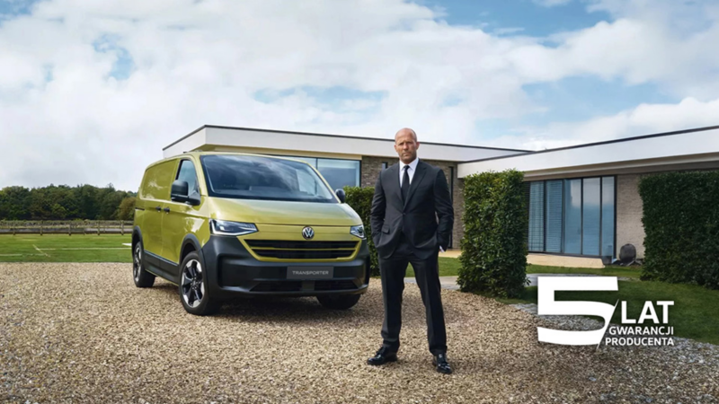 Jason Statham obok Volkswagena Transportera.
