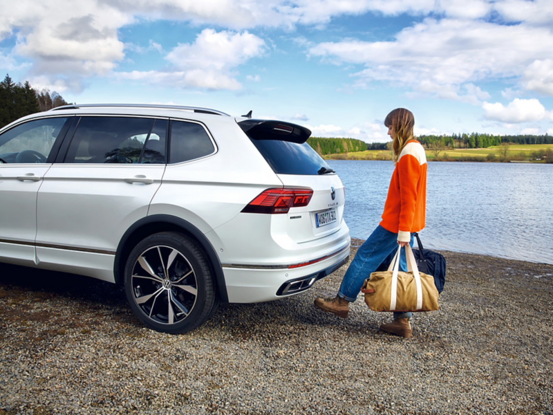 Person carrying shopping and using the keyless access function