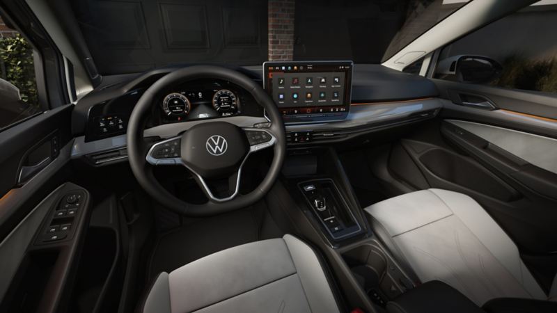 Interior view of the front area of the VW Golf Estate with steering wheel, large display and centre console. 