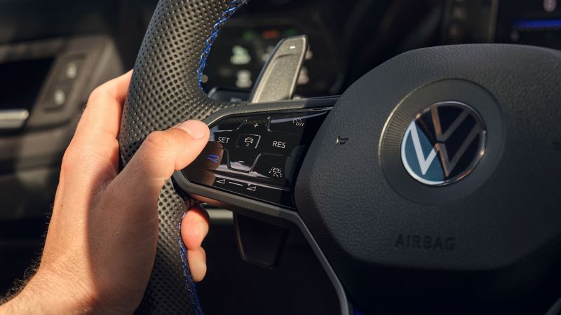 The R-button on the multifunctional sports steering wheel transforms the VW R Golf R Estate into an athlete