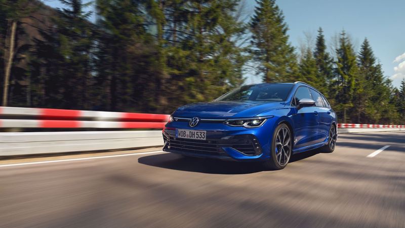 VW R bumpers, sill extensions and Lapiz Blue paint – the exterior is truly eye-catching