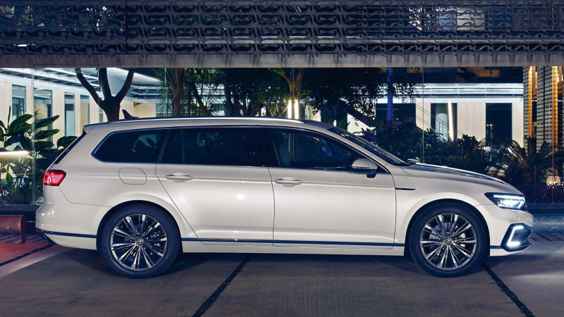 Profile view of a Volkswagen Passat Estate GTE, front headlights dipped.