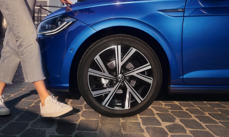 Detail of the optional 17-inch "Bergamo" rim in the VW Polo R-Line
