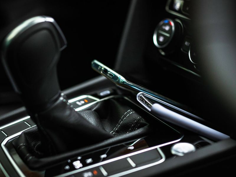 Zoomed in view of the gear stick and mobile phone holder