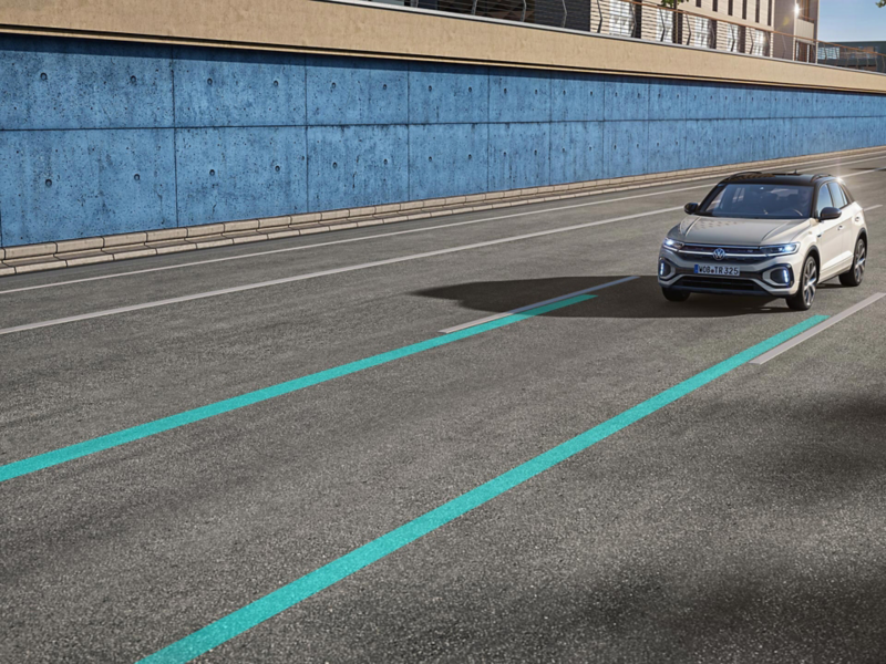 Graphic shows, how the lane assist works in the VW T-Roc.
