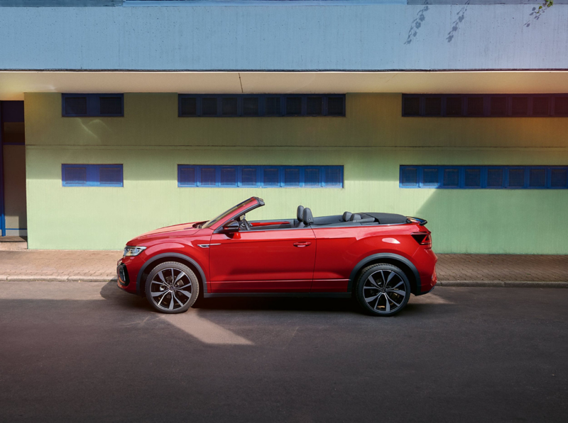 Side view of white VW t-roc