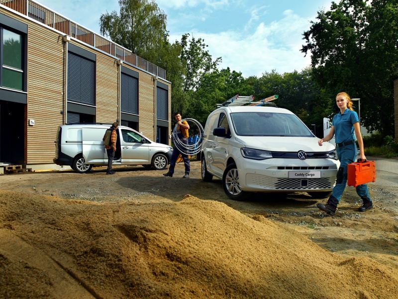 Workers on a building site with a parked Caddy Cargo