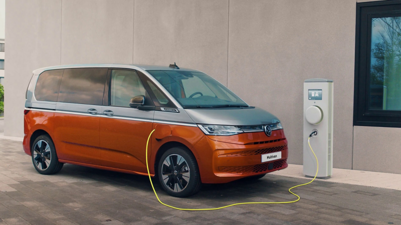 Dual colour Multivan plug-in hybrid charging