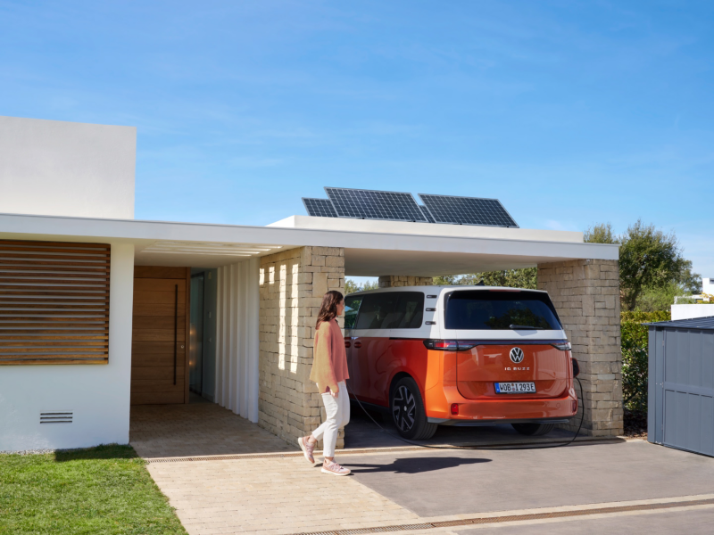 Der ID. Buzz parkt an einem Haus und wird geladen.