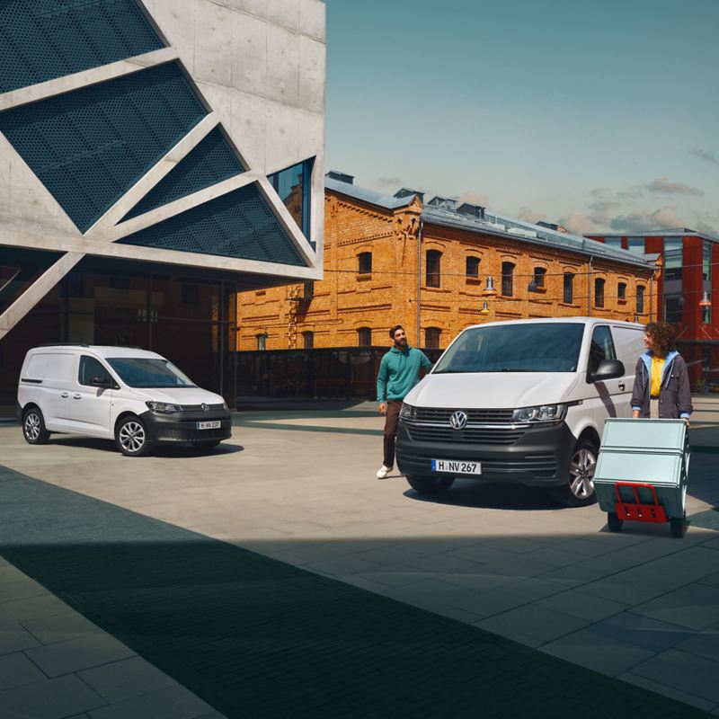 Ein VW Transporter 6.1 und ein Caddy Cargo in einem Industriegebiet.