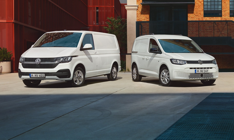 Ein VW Transporter und VW Caddy stehen nebeneinander.