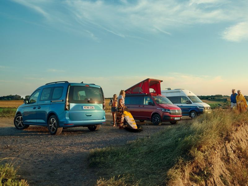 Tres furgonetas Volkswagen aparcadas en terreno de tierra