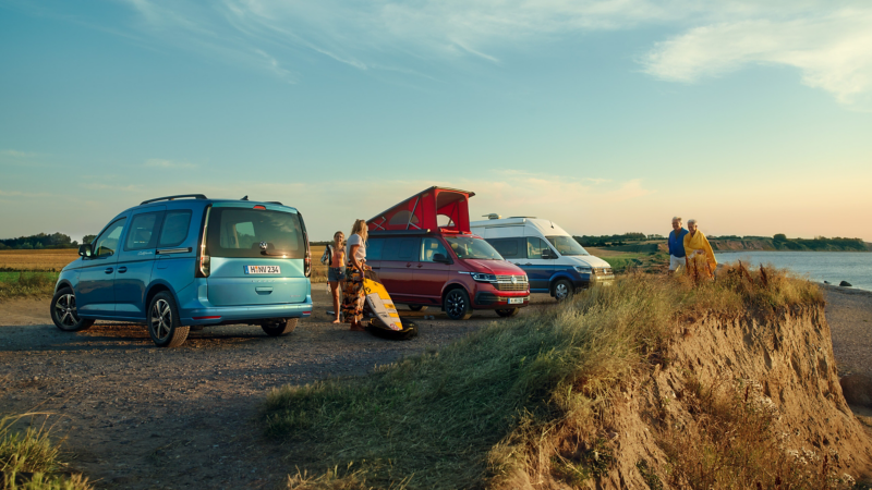 VW California Modelle am Strand.