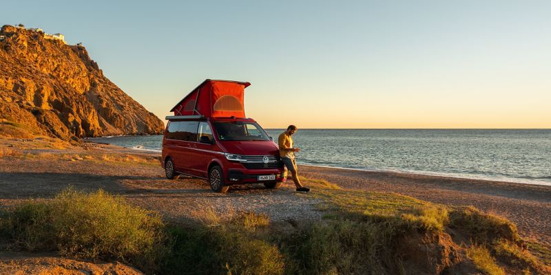 VW California 6.1 mit aufgestelltem Dachzelt.