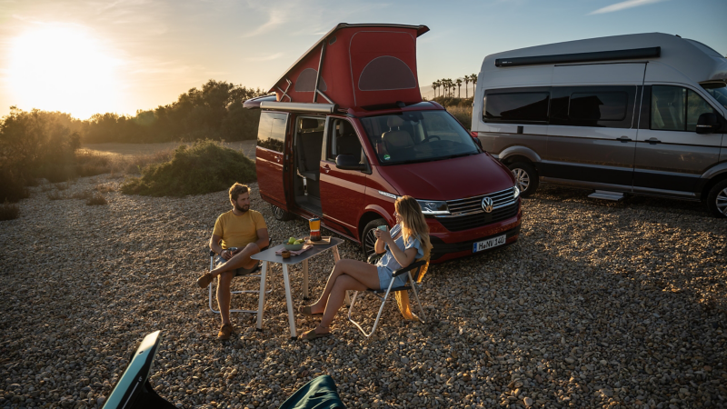 Frühstück neben einem VW California.