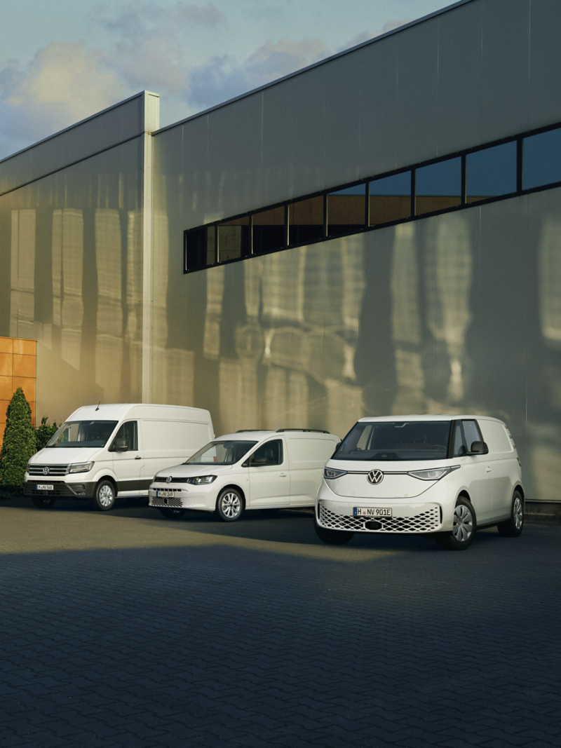 VW Crafter, VW Caddy und VW ID. Buzz parken in einer Reihe.