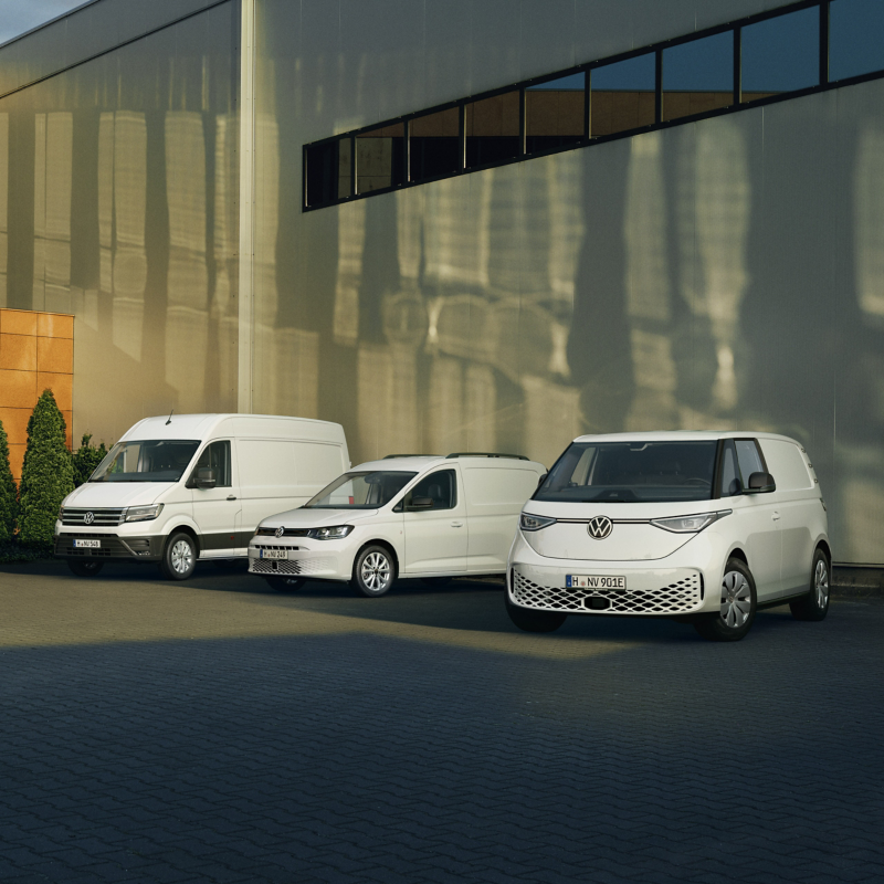 VW Crafter, VW Caddy und VW ID. Buzz in einer Reihe.